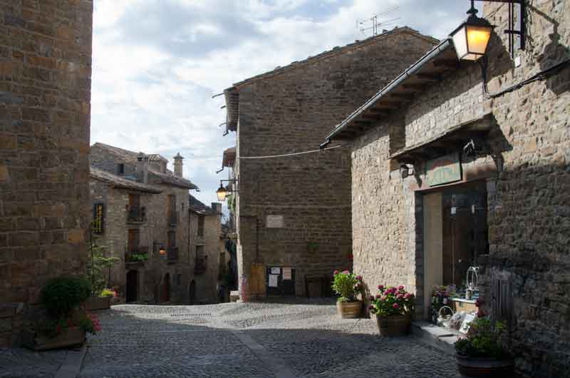 Huesca - Ainsa 32 - calle de Santa Cruz.jpg